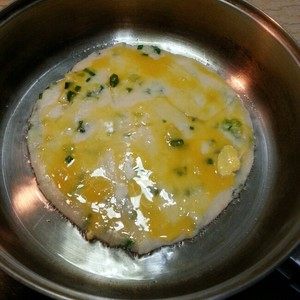 葱油饼,慢慢把一半蛋液倒在饼上,用铲子摊开。盖盖两分钟后翻个。把剩下的蛋液倒在另一面摊开。盖盖,每两分钟翻一次面。看到饼鼓起来就
OK!