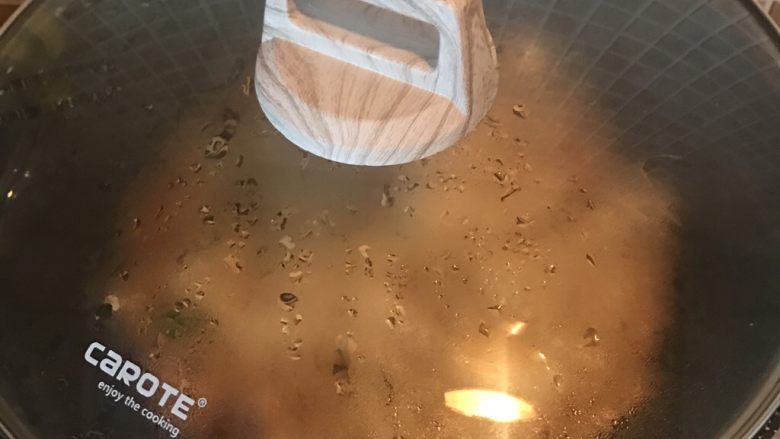 五花肉豆角焖面,加盖转中小火,期间用筷子翻动几次面条直至汤汁收干
