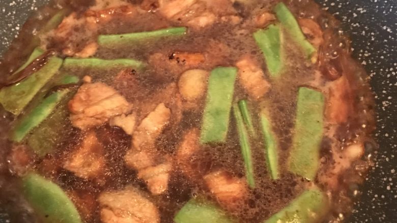 五花肉豆角焖面,加热水没过食材