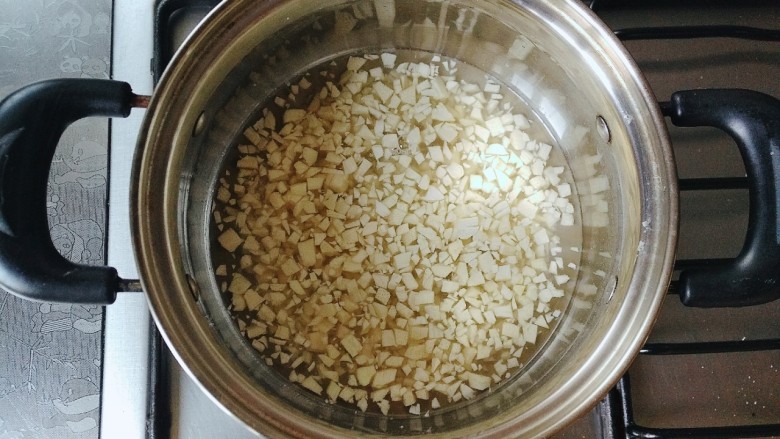 鲜笋丁焖蛋,焯水,这个步骤一定不能省略,不然笋会有涩味