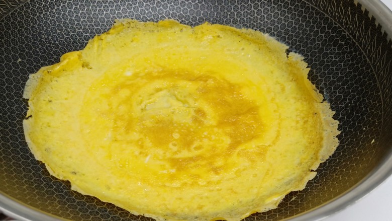 酸菜牛肉年糕汤,锅里放油,开小火倒入鸡蛋液,转圈把鸡蛋液摊成饼状,等鸡蛋液凝固开中火,记得另外一面也翻过来煎一下。