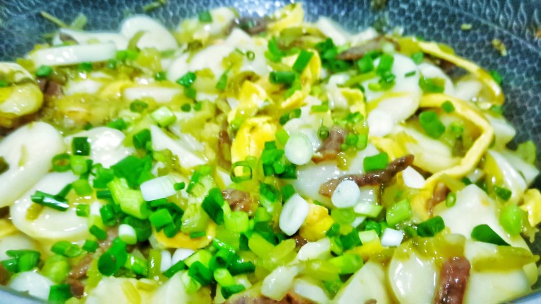 酸菜牛肉年糕汤,撒点葱花,翻炒均匀出锅。