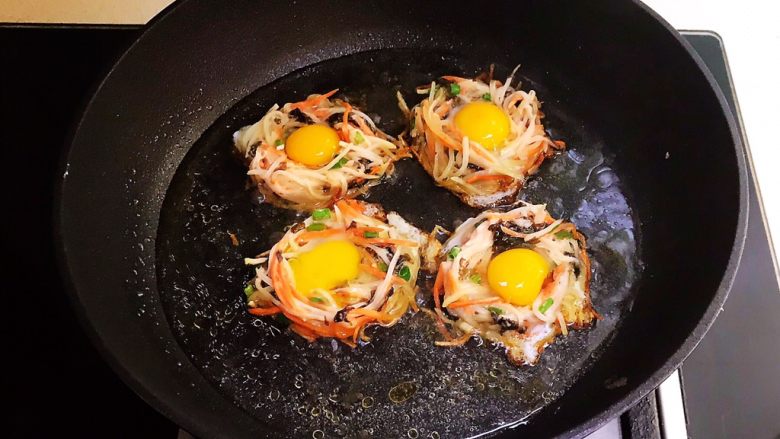 时蔬鹌鹑蛋早餐饼,水量盖住锅底即可