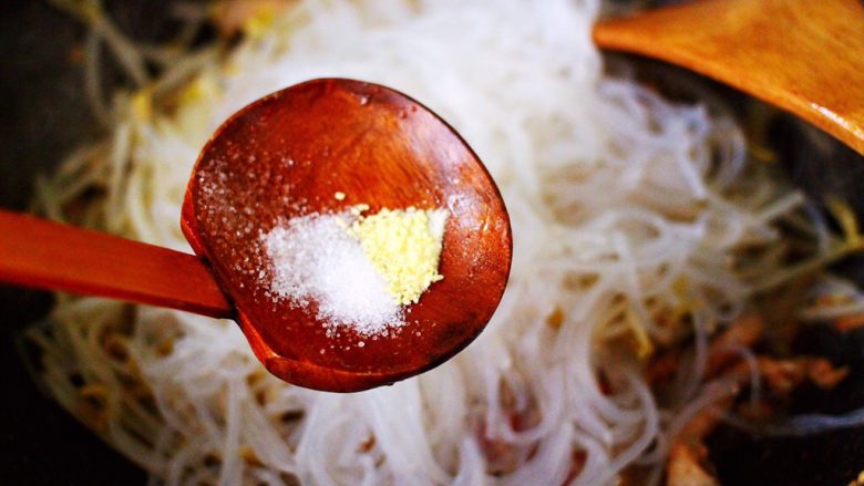 五花肉醋溜绿豆芽,加入粉条后,再根据个人口味加入适量的盐和<a style='color:red;display:inline-block;' href='/shicai/ 756'>鸡精</a>调味。