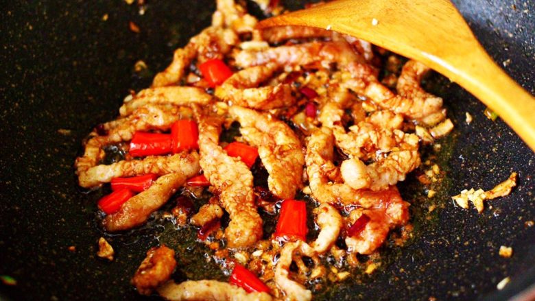五花肉醋溜绿豆芽,大火继续翻炒片刻,看见五花肉条断生变色的时候。