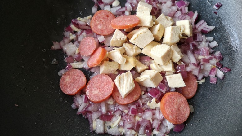 西班牙海鲜饭,下红香肠和鸡肉翻炒均匀。