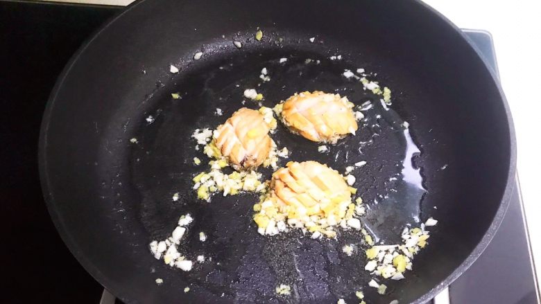红烧鲍鱼,加入鲍鱼,翻炒均匀