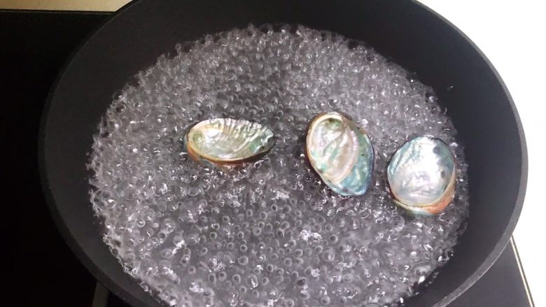 红烧鲍鱼,把鲍鱼壳放入开水里煮2分钟,捞出来备用