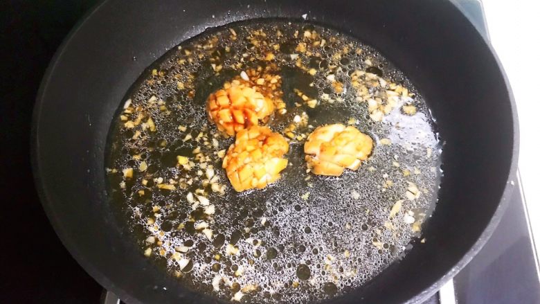 红烧鲍鱼,加入10ml开水,烧开即可