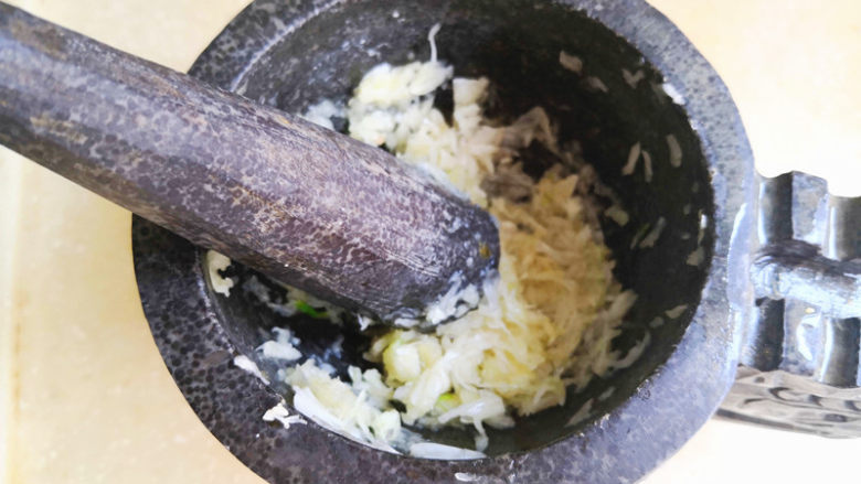 凉拌豆角,再用蒜臼子将其捣成蒜泥,