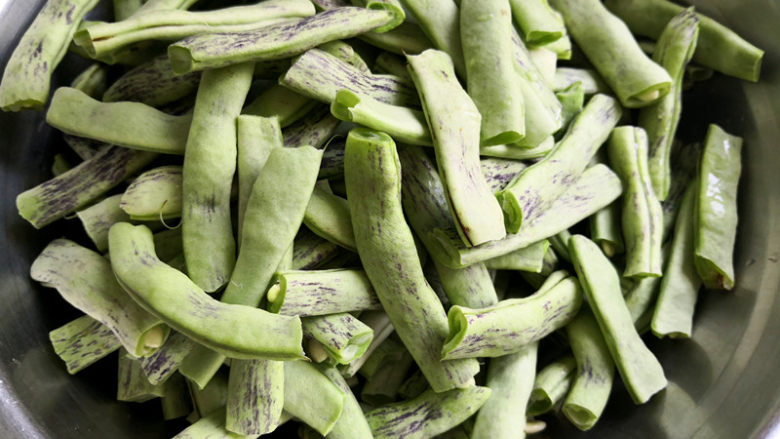 豆角焖面,<a style='color:red;display:inline-block;' href='/shicai/ 3639'>豆角</a>先去除两边的豆筋,再用手掰几下,清洗干净备用,