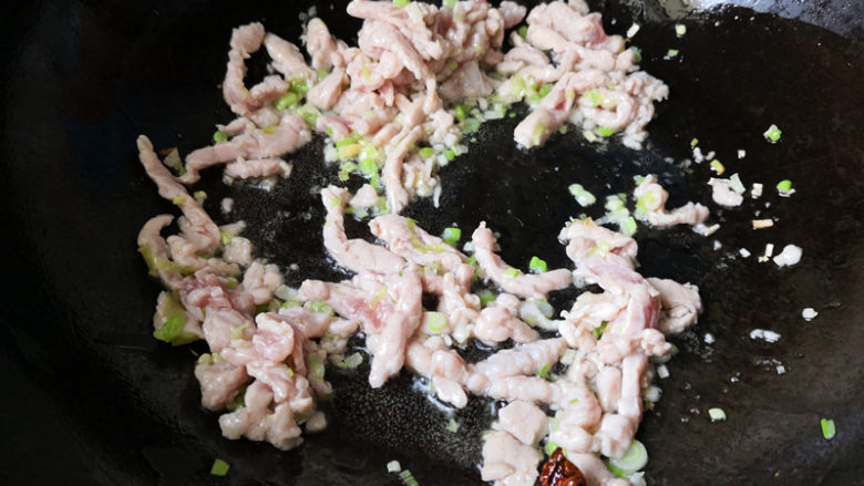 豆角焖面,再加入腌好的猪肉,翻炒至猪肉变色