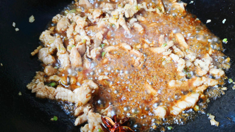 豆角焖面,倒入<a style='color:red;display:inline-block;' href='/shicai/ 692'>酱油</a>,继续翻炒至均匀,