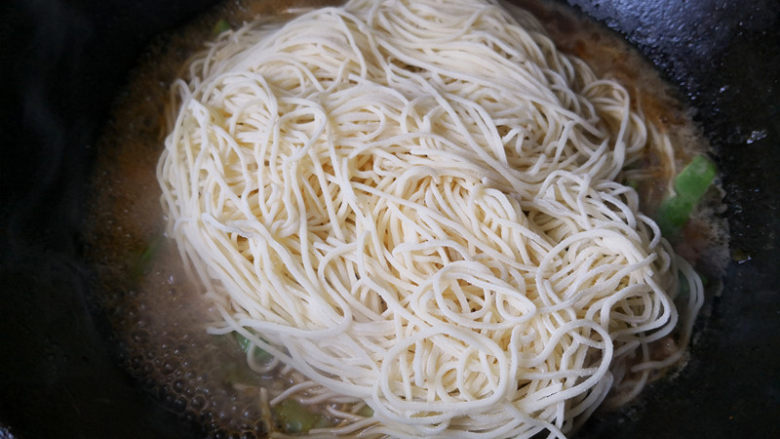 豆角焖面,再把<a style='color:red;display:inline-block;' href='/shicai/ 10783'>切面</a>放在豆角上,转小火慢慢焖大约10分钟左右,