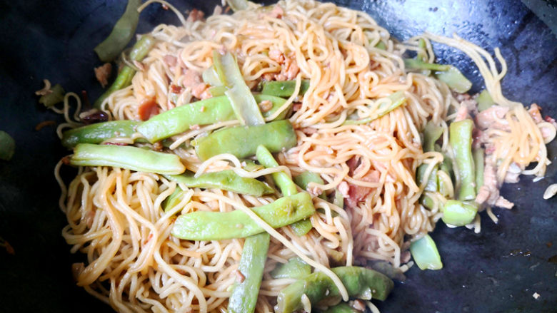 豆角焖面,汤汁基本干了,就可以出锅了,