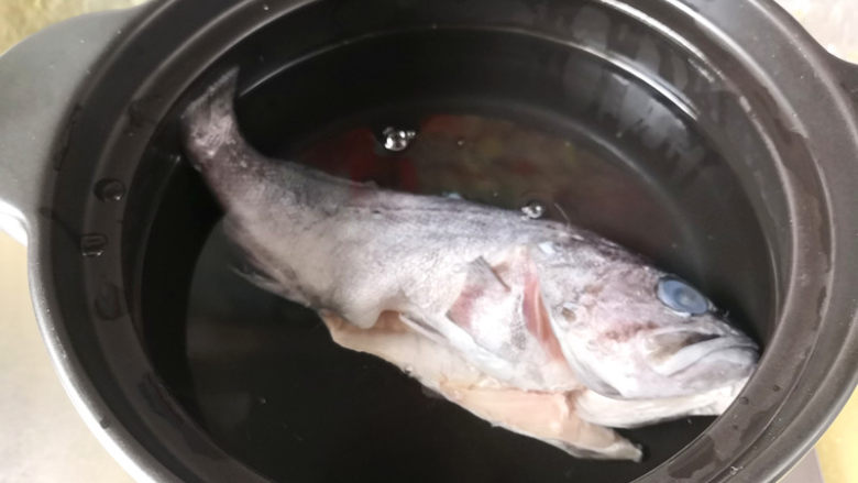 黑鱼汤,锅里加入适量清水,把鱼一起放入锅里,然后点火加热,
