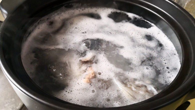 黑鱼汤,大火烧开后,用勺子去除表面的血沫,
