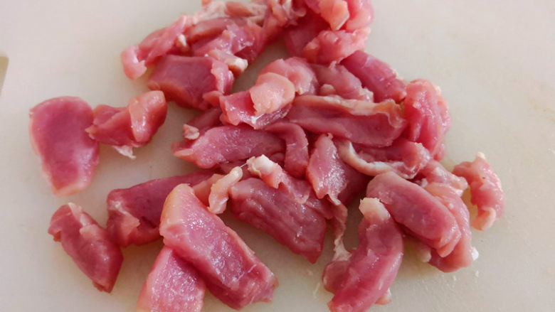 蜜汁烤肉披萨,<a style='color:red;display:inline-block;' href='/shicai/ 414'>猪肉</a>采用的是猪里脊,都是瘦肉而且非常嫩,切成长条,