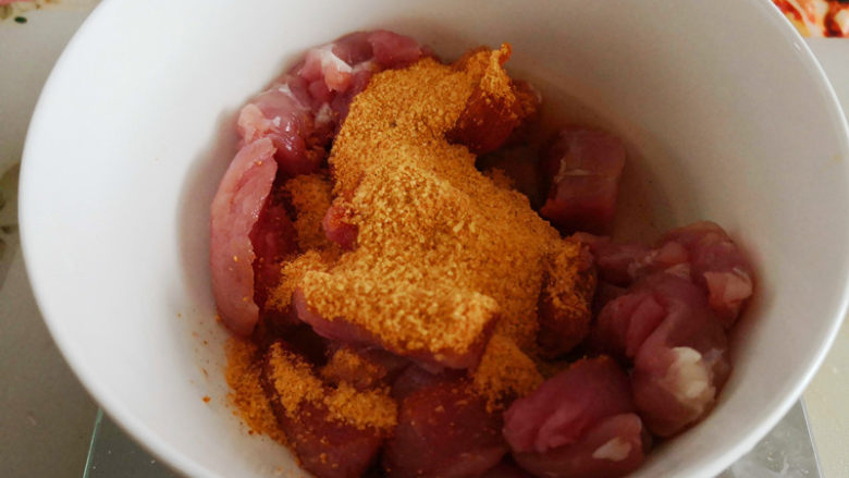 蜜汁烤肉披萨,把烤肉料加清水和肉一起放到一个小盆里,用手抓均匀,