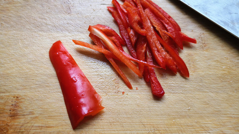 眉豆炒辣椒,<a style='color:red;display:inline-block;' href='/shicai/ 86663'>红辣椒</a>去掉辣椒蒂,切成与眉豆长度差不多的丝,