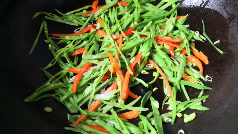 眉豆炒辣椒,等眉豆变色后,加入少许盐翻炒,