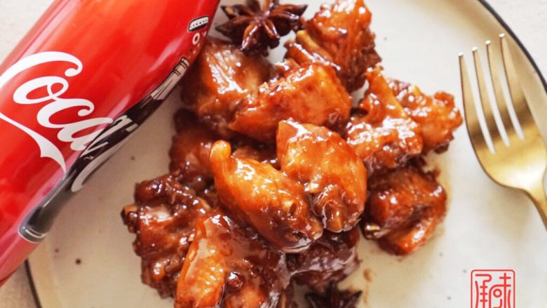 可乐鸡翅配可乐,我需要两碗米饭,
可乐沸腾后,转至小火