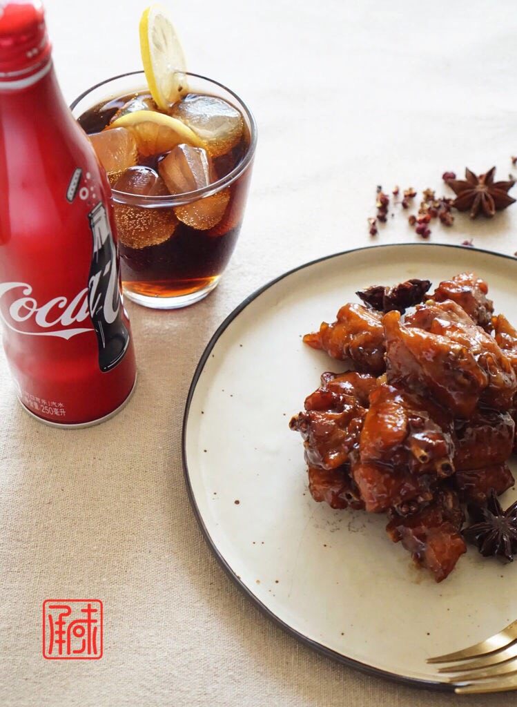 可乐鸡翅配可乐,我需要两碗米饭,小火大概20分钟后,进行收汁,其实很多人这个时候喜欢放一些水淀粉。 我觉得没有不要,你知道稍微比你想的再多收一些汁的时候就刚刚好了。