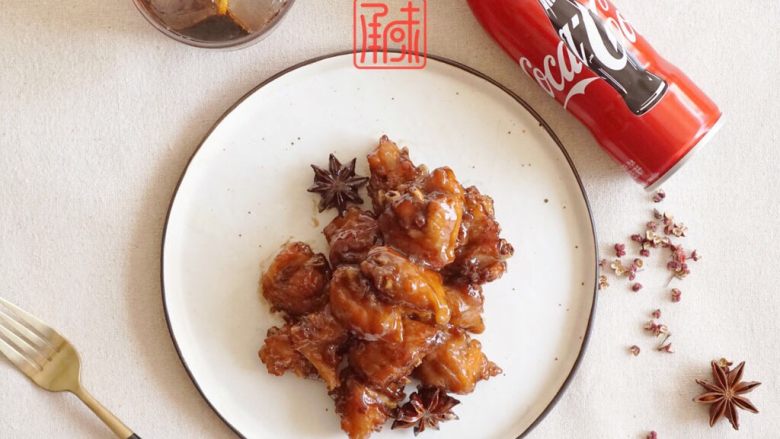 可乐鸡翅配可乐，我需要两碗米饭,
沥干后，热锅放少许油，放入姜片、<a style='color:red;display:inline-block;' href='/shicai/ 700'>花椒</a>、<a style='color:red;display:inline-block;' href='/shicai/ 695'>八角</a>炒出味道，然后放入沥干水的鸡翅，炒至变色后，放入可乐、耗油。