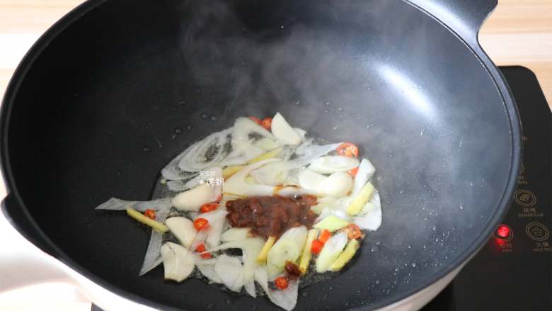 香辣螺蛳,加入<a style='color:red;display:inline-block;' href='/shicai/ 705'>豆瓣酱</a>;