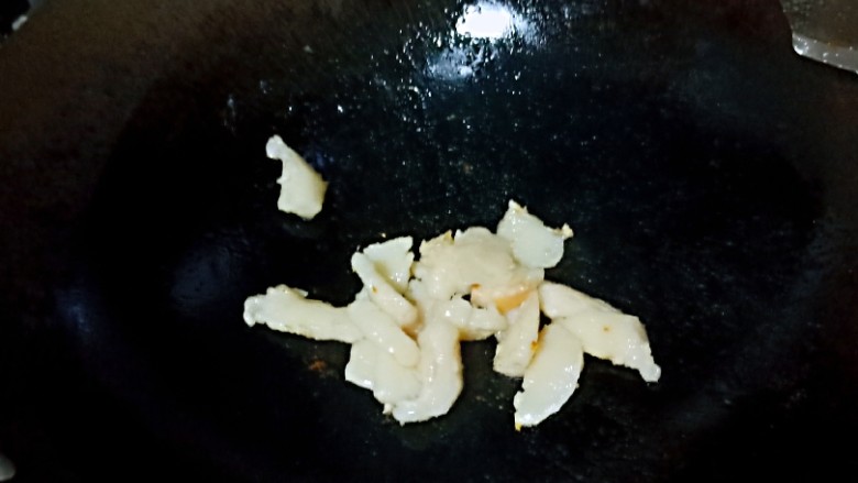 莴笋炒肉,热锅热油,下肥肉炒出猪油