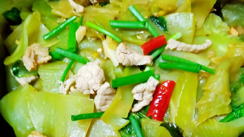 莴笋炒肉,翻炒均匀出锅,撒<a style='color:red;display:inline-block;' href='/shicai/ 3250'>葱</a>花