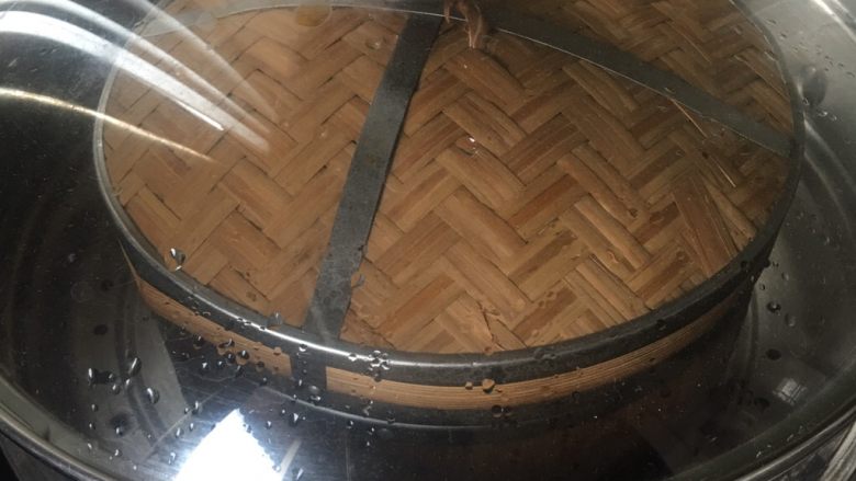 秘制豆豉,再盖上蒸锅盖,蒸10分钟后出锅