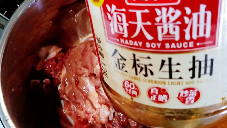 豇豆炒肉,放适量生抽腌制