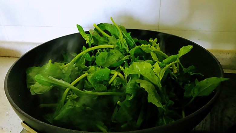 油菜香菇,待香菇入味后,放入油菜,大火翻炒几下就熟了,放入盐炒匀后出锅即可。