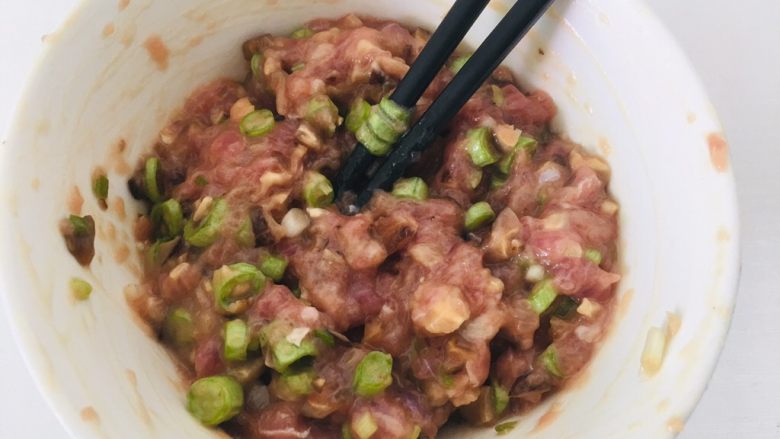 肉卷蛋,搅拌均匀,腌制10分钟。