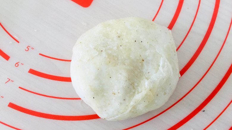 五香酥饼,收口朝下,压成饼状。