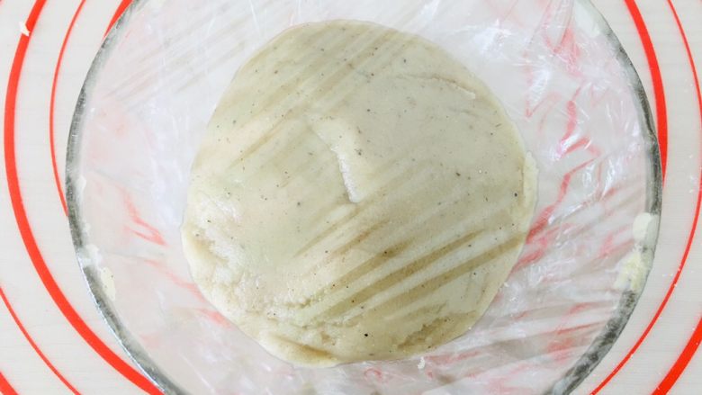 五香酥饼,油酥所有材料混合成团,同时醒发20分钟。