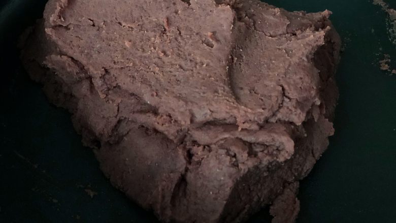 自制红豆沙,不停的翻炒豆泥逐渐黏稠即可。