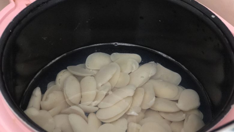白豆沙,将煮过的白芸豆加入500ml水,放入电饭煲(或高压锅)中煮熟。