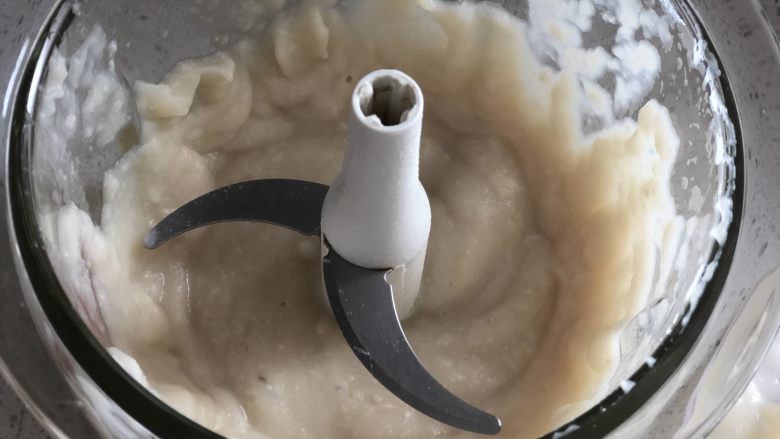 白豆沙,将煮过的白芸豆用筛网沥水,倒入料理机打成泥。