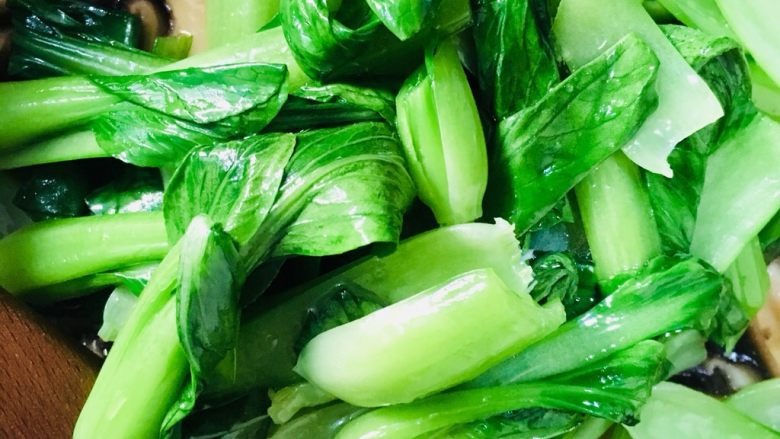 香菇炒油菜,把炒好的油菜倒进锅里,开大火
