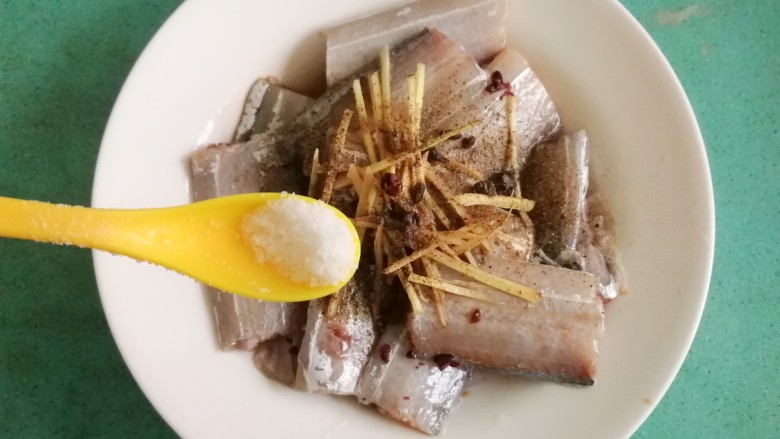 酒酿烧带鱼,适量的盐,搅拌均匀,腌制一小时以上