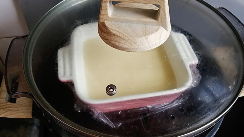 蔓越莓酸奶糕,大火上锅蒸20分钟,关火焖3分钟