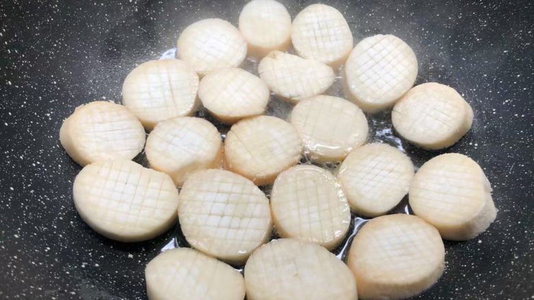 蚝汁杏鲍菇,热锅放入适量油,烧至7成热,把杏鲍菇放入煎制。