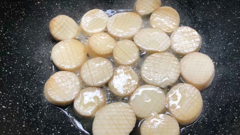 蚝汁杏鲍菇,煎至一面微微发黄,再翻另一面继续煎,待两面煎好盛入盘里待用。