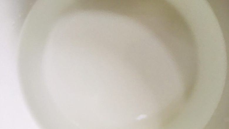 丝瓜炒油条,准备一碗凉水,丝瓜焯水后过凉用