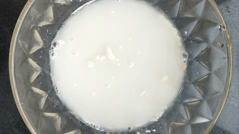 苹果豆沙包,酵母用温水化开,白糖也放进去化开。