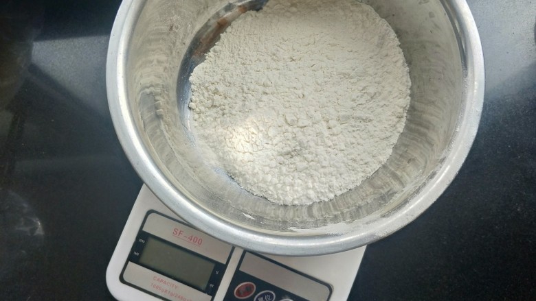 苹果豆沙包,称重100克面粉,我用的中筋面粉。