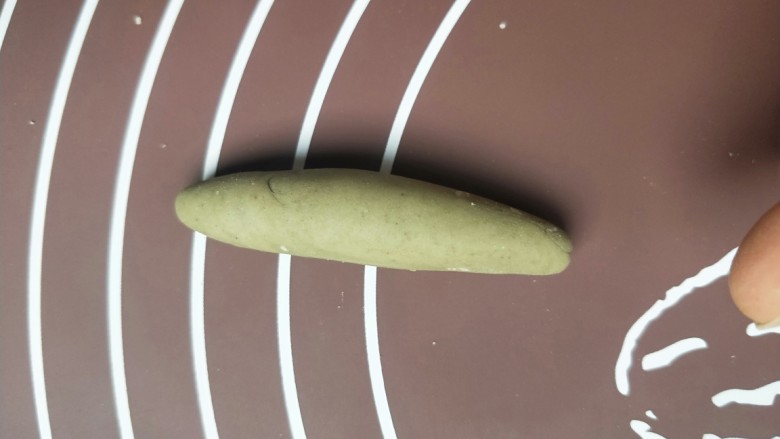 苹果豆沙包,刚才留出来的一小块面团加抹茶粉,揉成绿色面团。