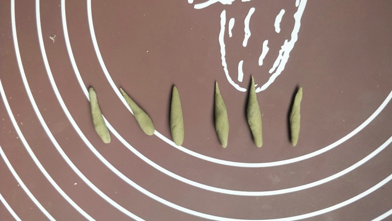 苹果豆沙包,然后搓成六个小长条,来做苹果的梗。